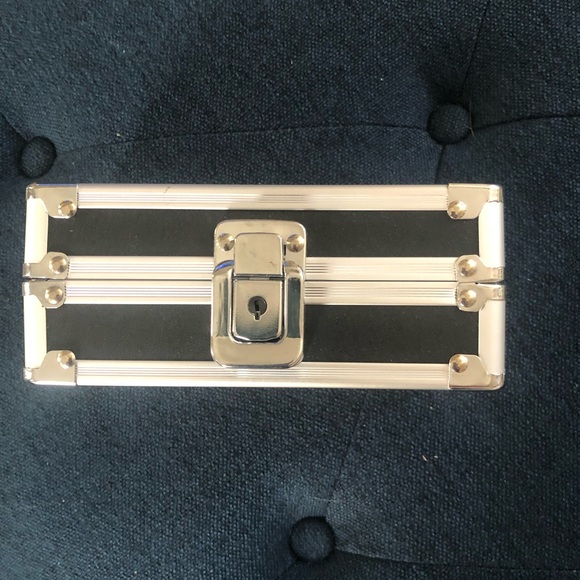 Vaultz lock box with key - Picture 2 of 3